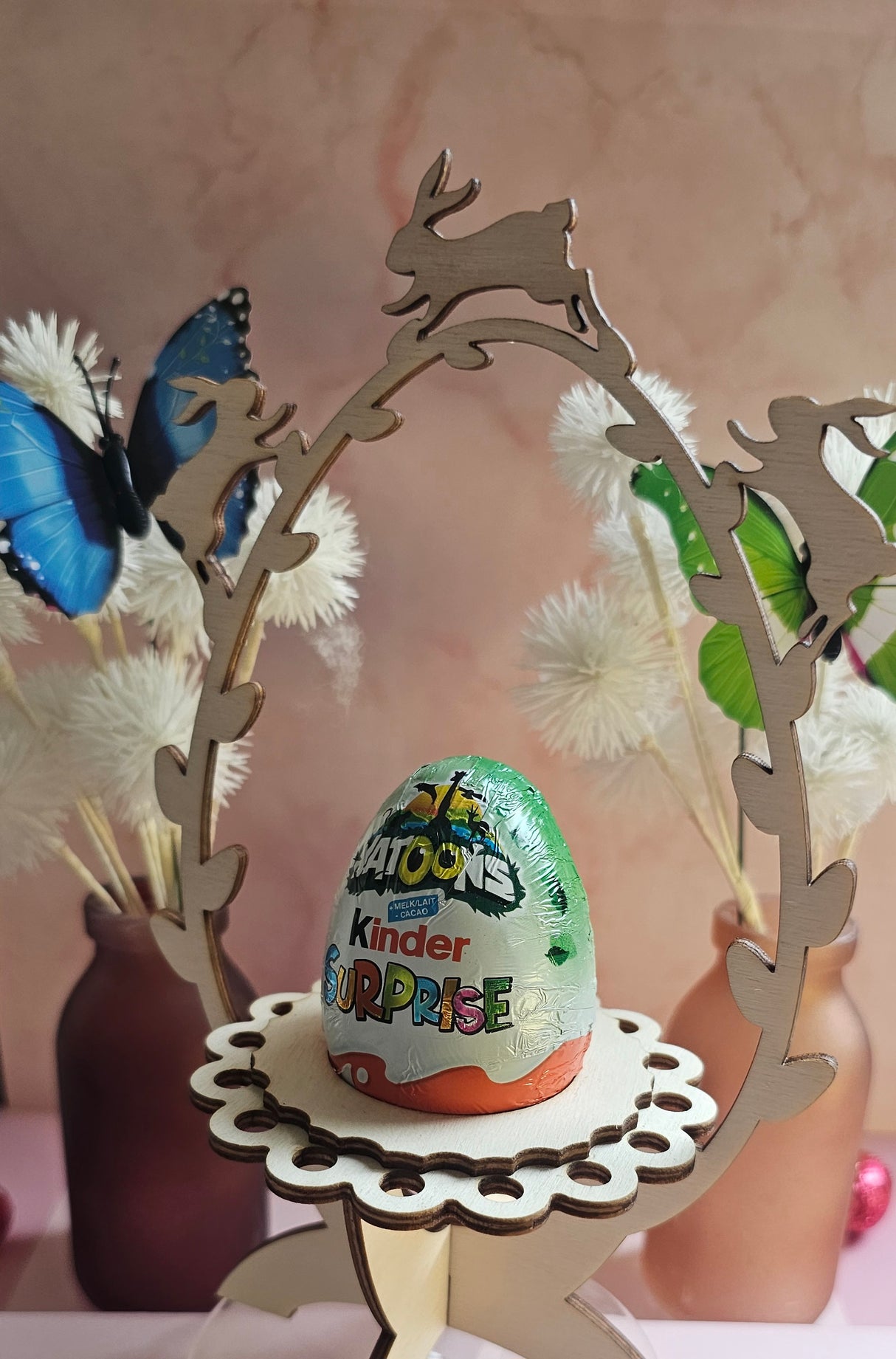 konijnen rennen door de struik Paaseihouder