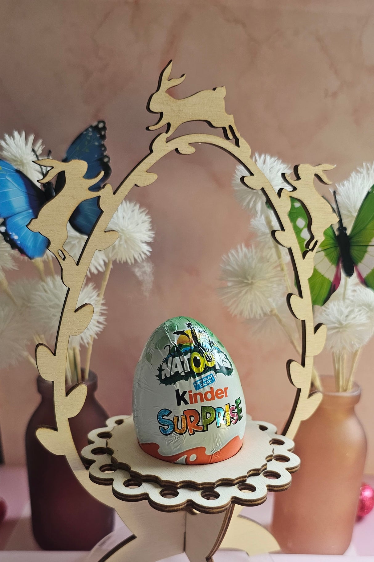 konijnen rennen door de struik Paaseihouder