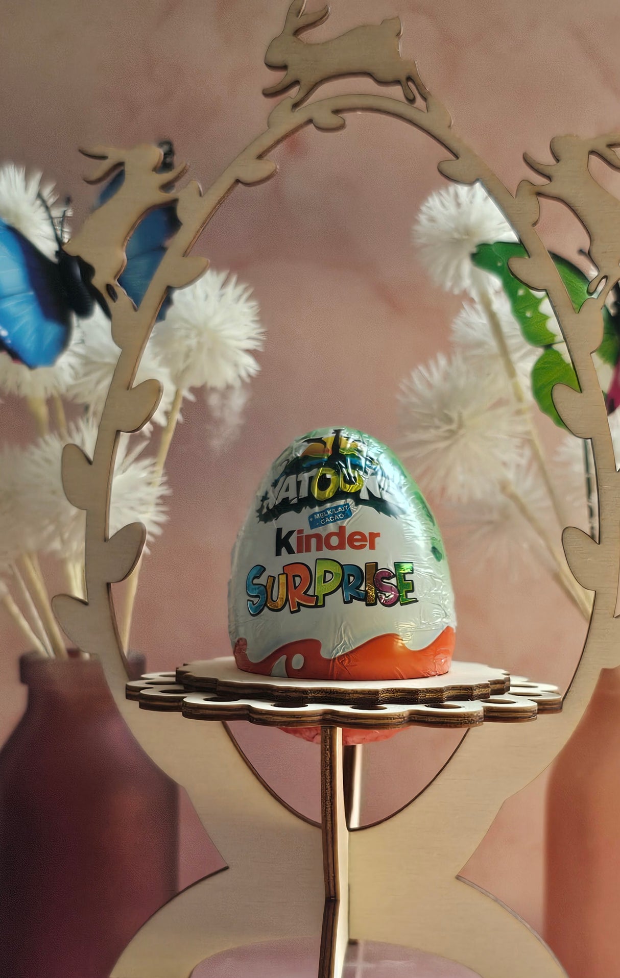 konijnen rennen door de struik Paaseihouder