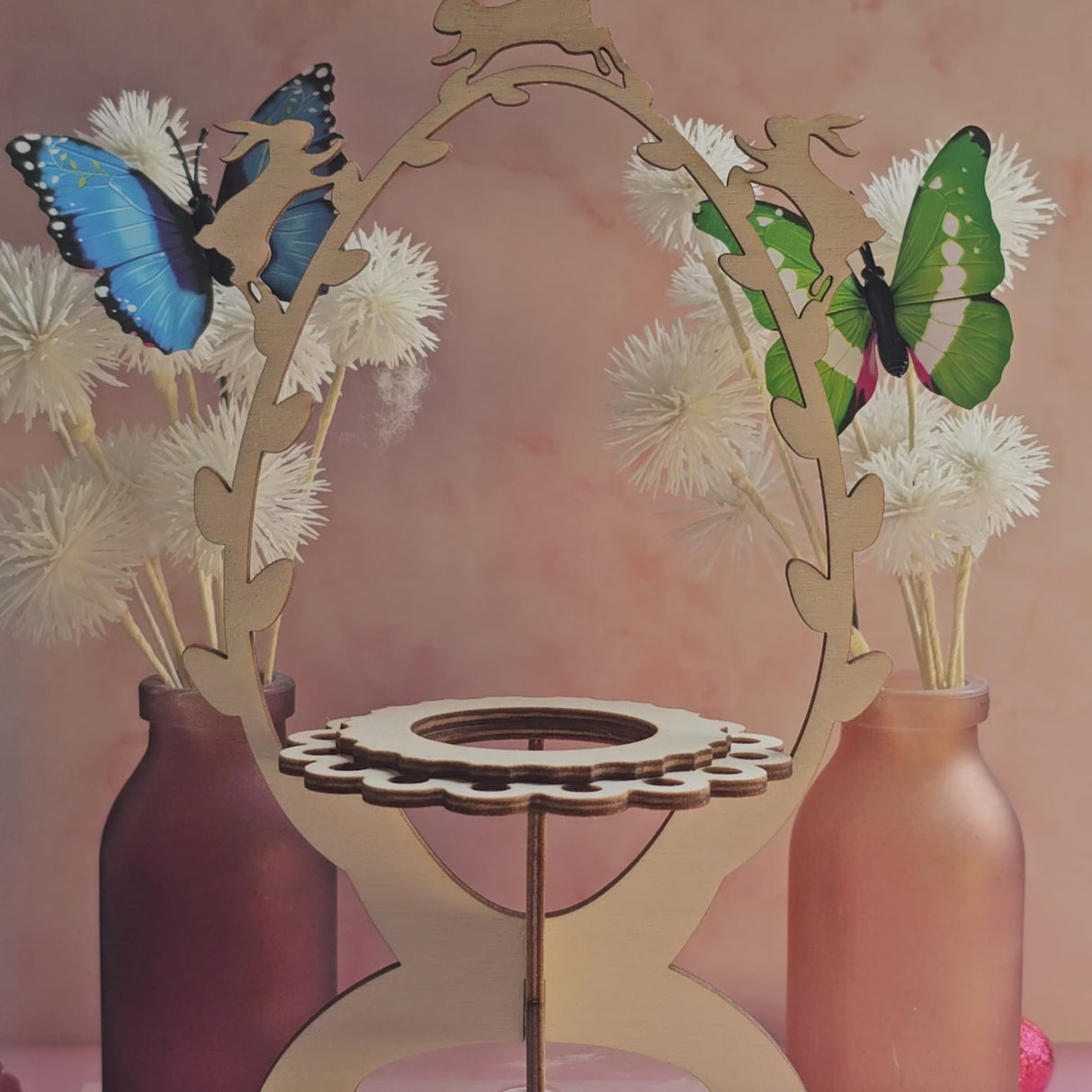 konijnen rennen door de struik Paaseihouder